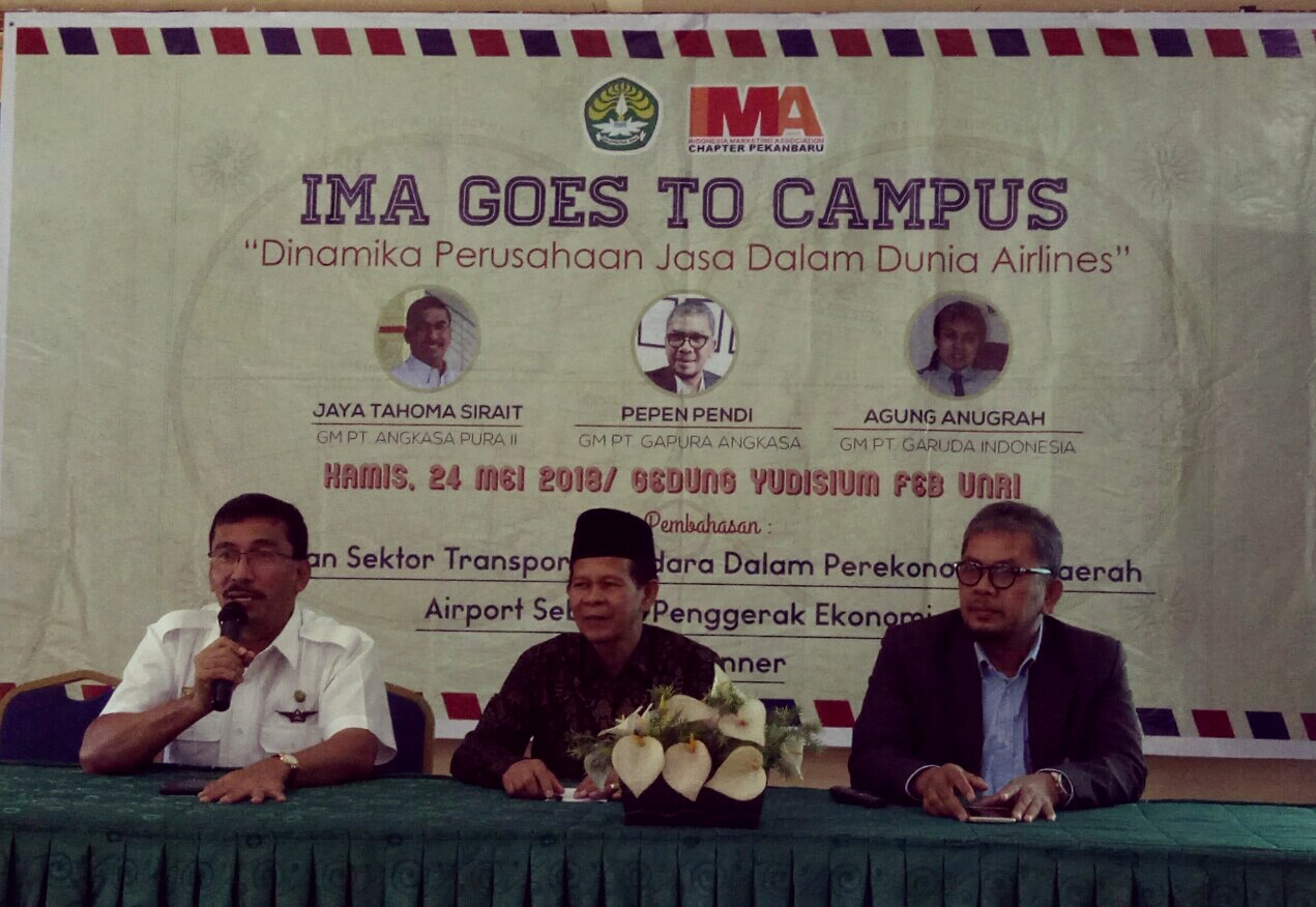  Wahyu Hamidi, Wakil Dekan Bidang Kemahasiswaan  FEB Unri (tengah) dampingi GM PT Angkasa Pura II, Jaya Tahoma Sirait (kiri) dan GM PT Gapura Angkasa Pepen Pendi (kanan) jadi pembicara pada IMA Goes to Campus, Kamis (24/5/2018). 